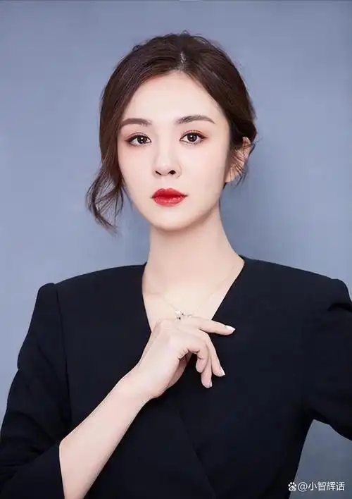 但不属于绝美女神型的,不知道大家有没有留意,女神是整体好看之外