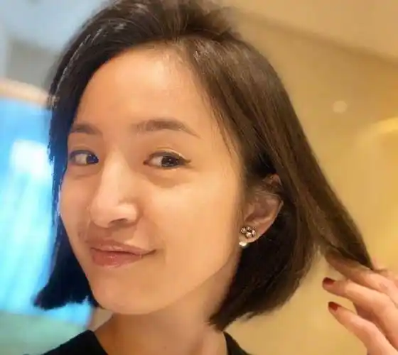 过后很长一段时间林依晨都没有动态,直到18号上午她才晒出一组近照,第