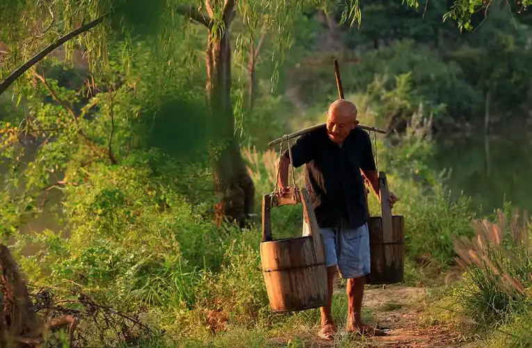 老汉今年八十二,挑水淋菜又浇地