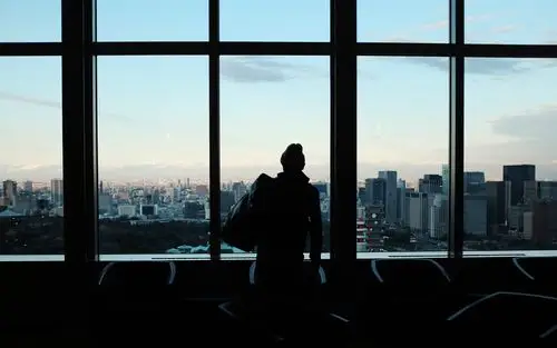 壁纸 窗户,男人,剪影,城市 3840x2160 uhd 4k 高清壁纸, 图片, 照片