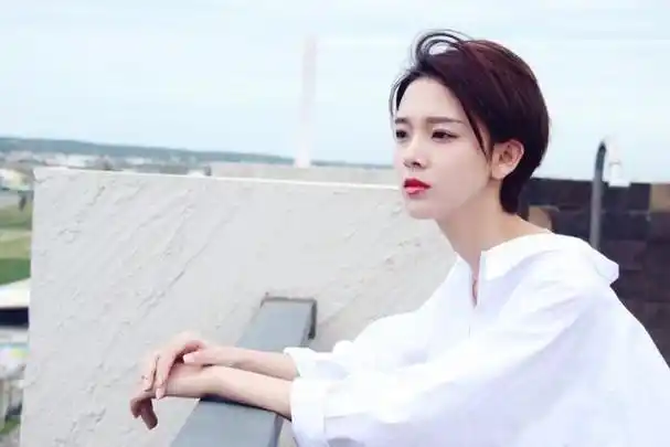 热巴短发造型超级酷帅,陈瑶的短发像个假小子