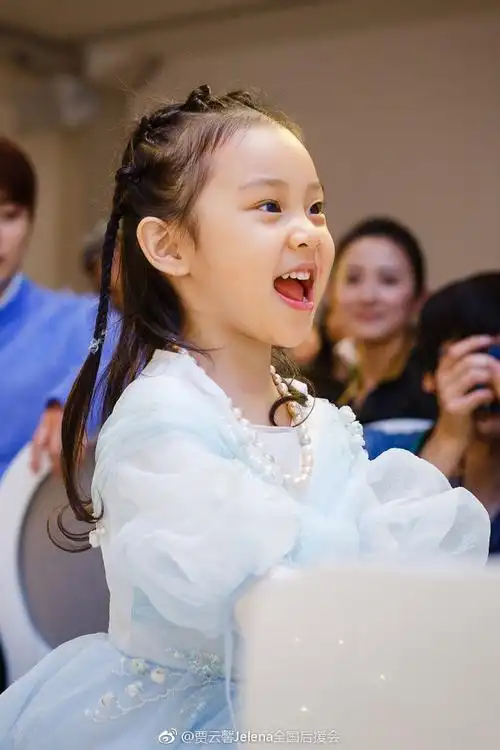 甜馨五岁生日趴开嗓唱歌 穿蓝裙甜笑公主范儿足_新闻高清图集_映象网