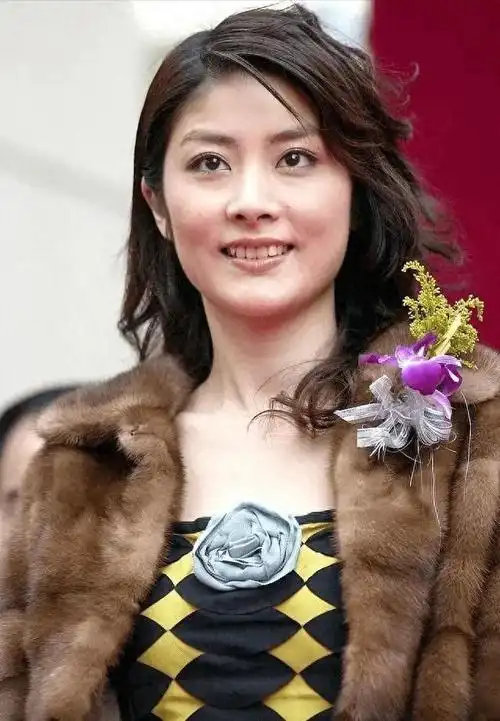 好搞笑!陈慧琳采访如村头闲聊,自曝家中钻石成堆,可惜时代变了