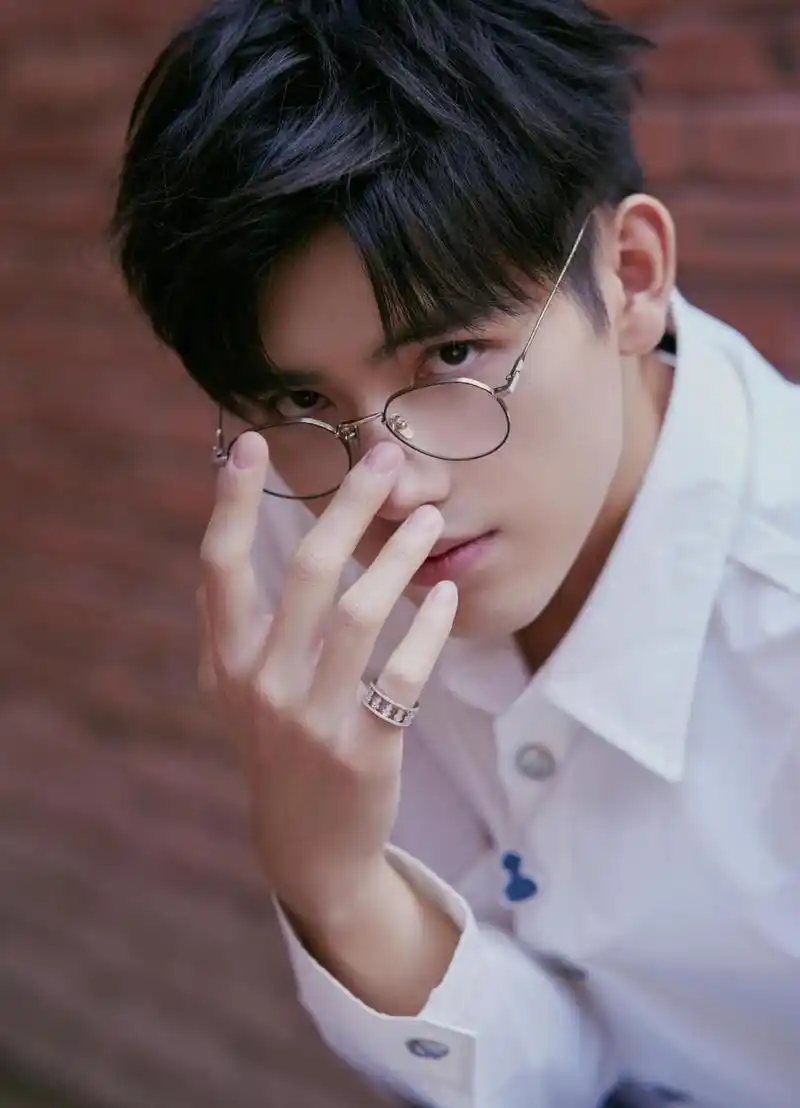 陈飞宇身穿白色衬衫,干净又纯粹