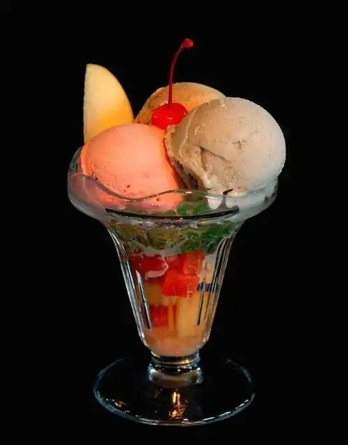 综合水果圣代 雪糕 冰淇淋 奶酪 冷饮图片