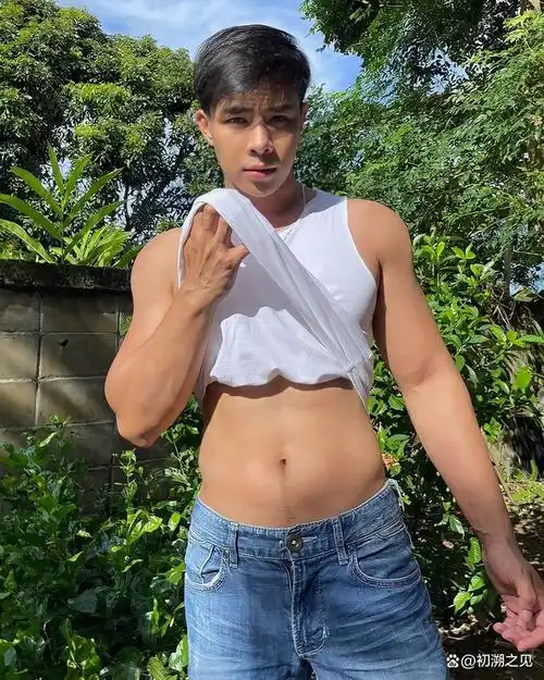 憨萌的时尚小鲜肉,努力雕琢身材,已明显可见肌肉线条!