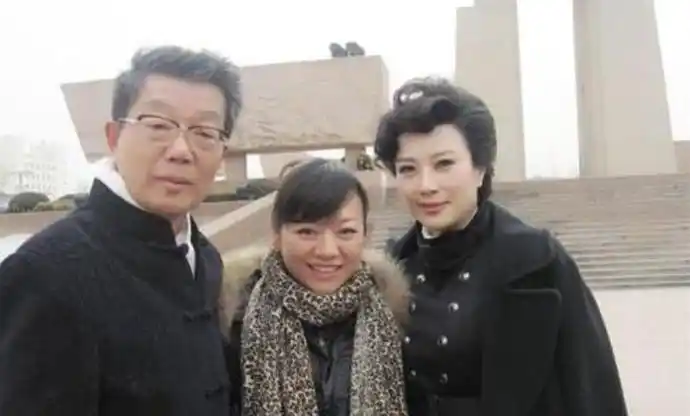 车晓母亲王丽云近照,一家三口聚餐前夫罕见出镜,离婚后关系仍不减