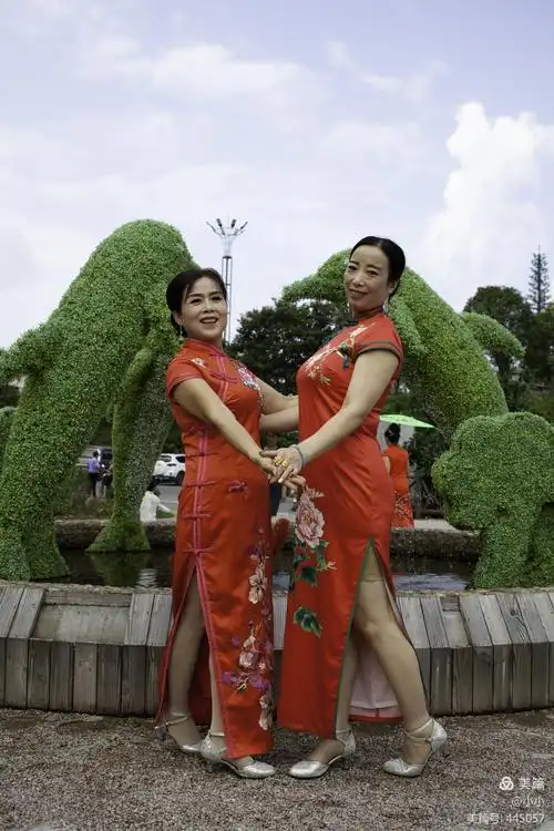 碧碧荷叶举菡萏,艳艳旗袍披斜阳--小小旗袍店楼上楼走秀纪实