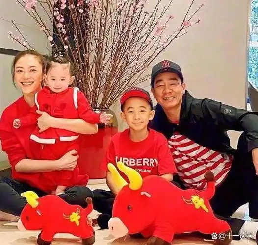 陈小春与应采儿结婚多年,育有两个可爱的儿子,目前陈小春一家都定居在