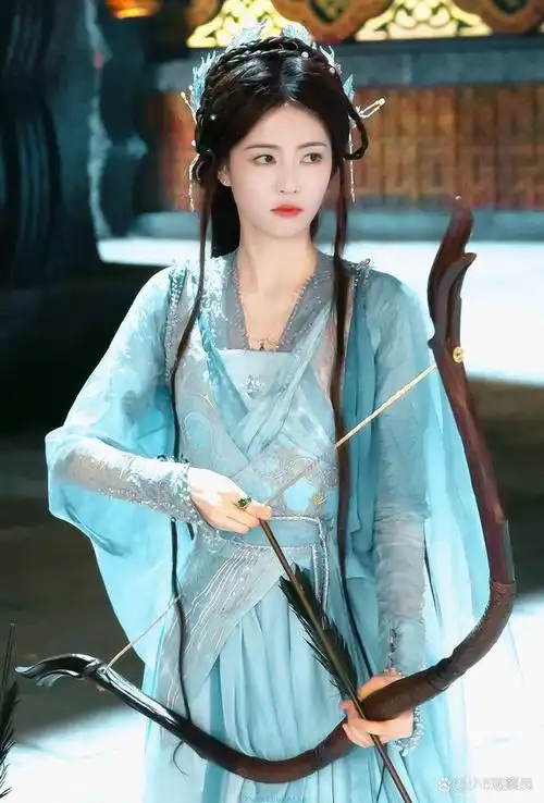 在曝光的照片中,白鹿身着一袭水蓝色长裙,仙气飘飘的造型让人眼前一亮