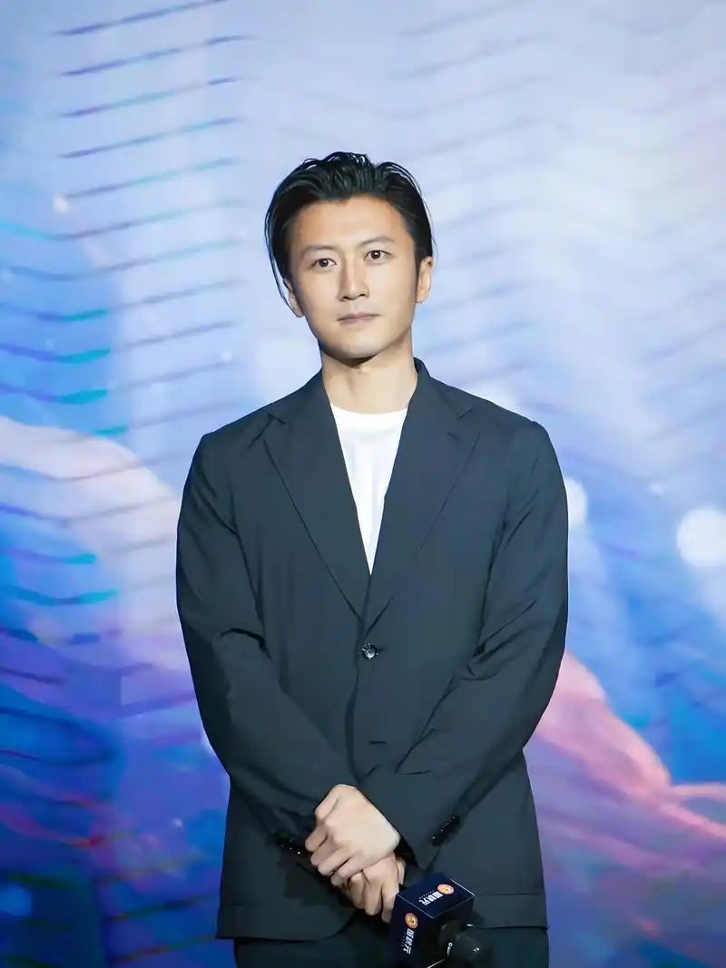 谢霆锋带着大儿子逛商场,穿休闲装戴墨镜气场强,父子同框真好