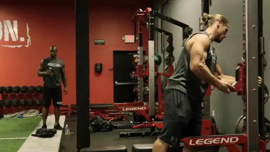 健身运动猛男肌肉男黑帮老大_1920x1080_高清视频素材下载(编号