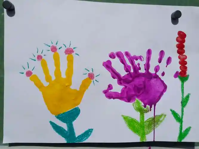 宝宝一班《趣味手掌印画》