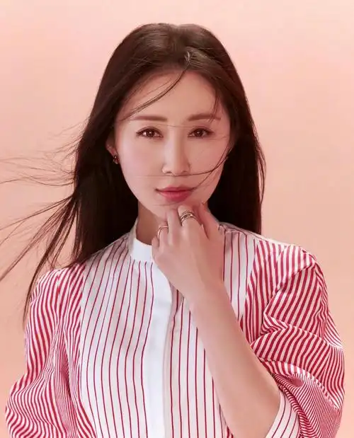 舒畅高清淡雅写真,温婉可人!__财经头条