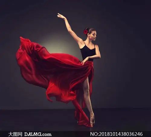 裙角飞扬的芭蕾舞美女摄影高清图片