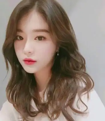 2021年最流行中长卷发,烫一烫换个新造型吧!_发型造型_宝妈时尚生活网