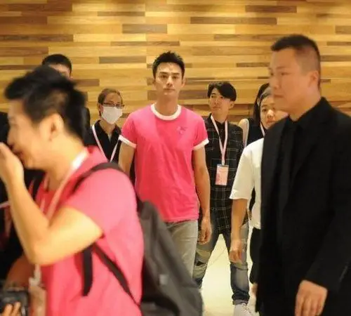 王凯一身粉嫩现身 被助理抢镜只因长相酷似乔任梁