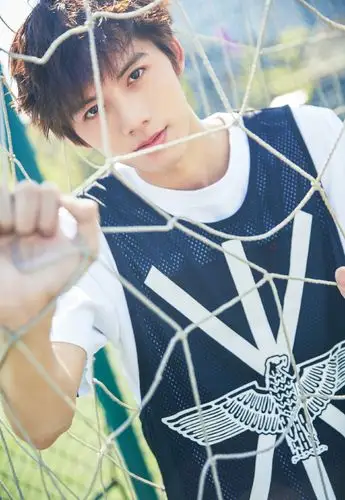 邓超元运动背心元气操场写真16