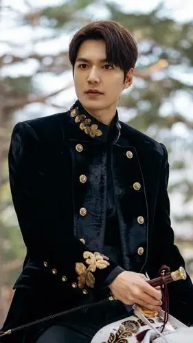 成熟型男李敏镐帅气制服写真