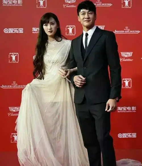 的樱花女神,照片都是美的不要不要的,不废话你们感受一下…她在张梓琳