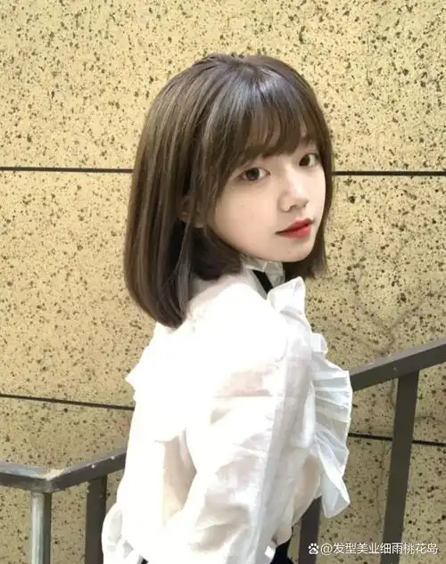 短发搭配一个暖暖糯糯的奶茶棕好看又显白,减龄的同时真的甜美极了