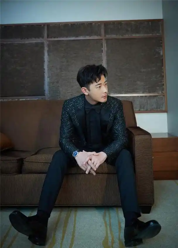 整体来看,罗晋这次红毯也是all黑的西服套装,加黑色的经典款皮鞋,这个