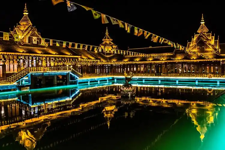 在西双版纳,有一种璀璨的夜景叫星光夜市