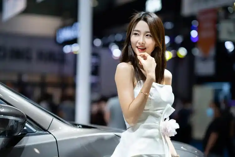 美女车模长发白色裙子4k美女壁纸