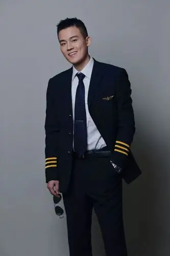 中国机长欧豪他的衣柜里有多少件supreme和万元球鞋