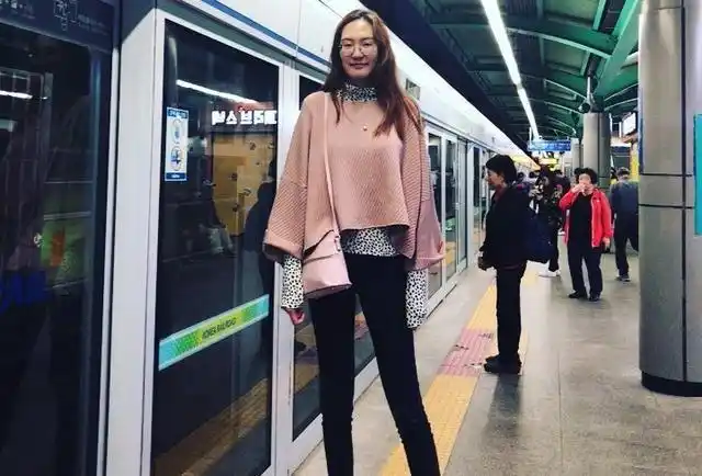 蒙古妹子身高2米,腿长1米3,现实版"筷子腿",坚持运动是关键|拉力器