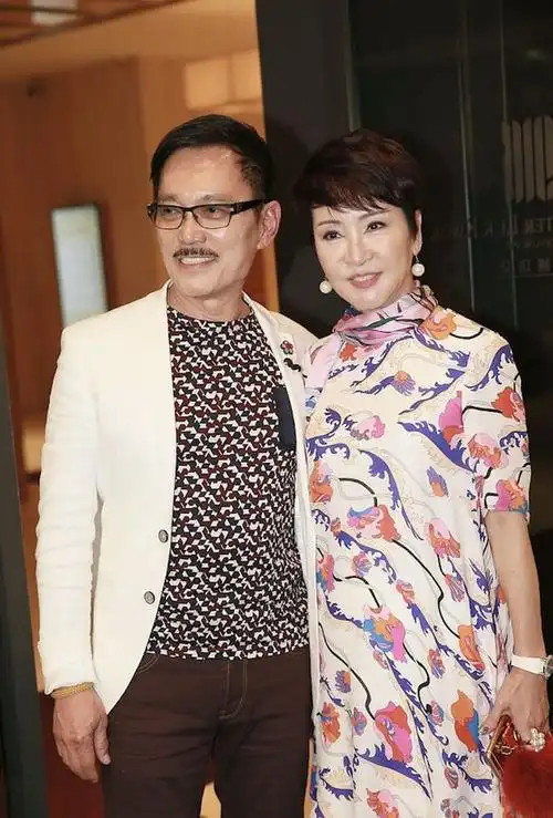 谢贤两任前妻罕见同场72岁狄波拉满面春风主动与甄珍贴身合照