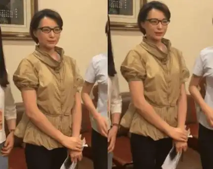 上海偶遇董卿,本人高高瘦瘦,状态松弛了很多,素颜梳着利落的短发清爽