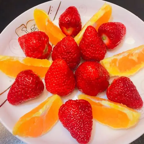 周末三五朋友一起去摘草莓,快点go吧!