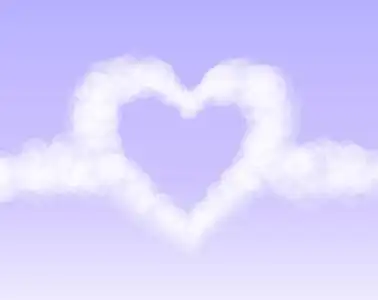 天空背景上的云心空白笔记书与红色心脏在桌, 情人节概念纸做的爱心和