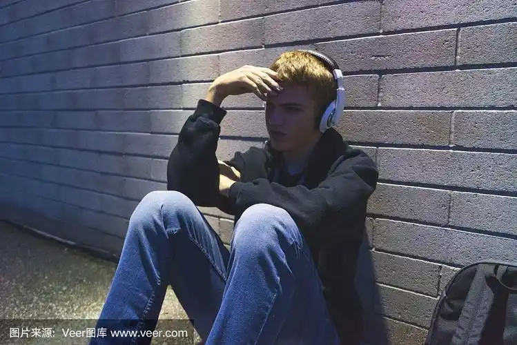 悲伤的少年听音乐.