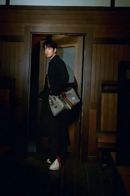 大衣的全球代言人@x玖少年团肖战daytoy受邀出席品牌2024秋冬女装大秀