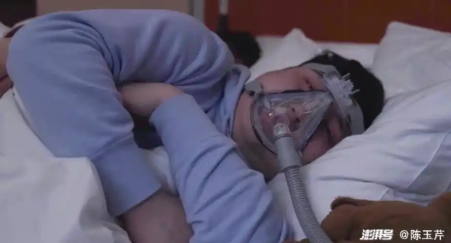 明星胡海泉和奥运冠军杨威自曝因睡觉打鼾需要佩戴呼吸机而登上热搜.