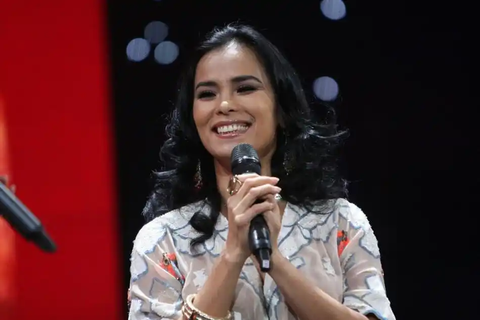 韦唯哭别慈父,"三年之约"撕痛歌坛天后的心