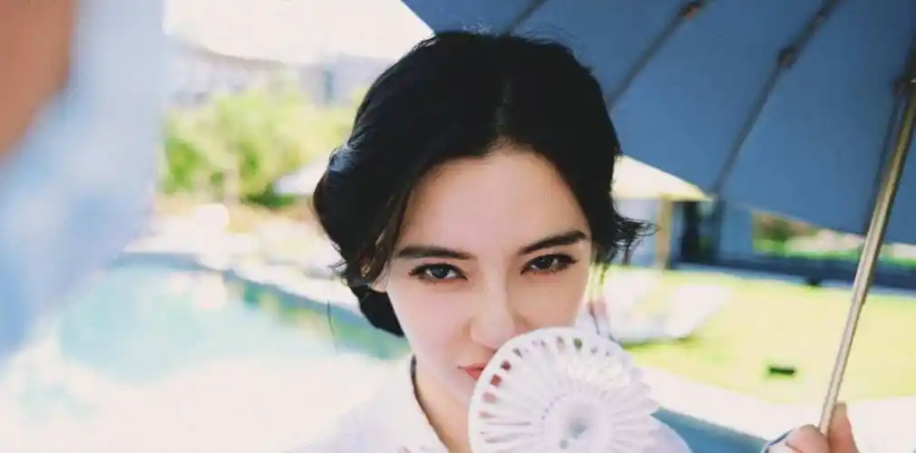 baby曝光在剧组拍新剧连打哈欠,无美颜滤镜下,颜值和身材太辣_宝宝