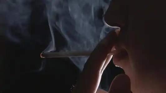 男人抽烟点烟烟雾悲伤思考压力