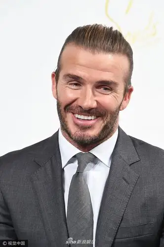 组图:"万人迷"贝克汉姆大背头帅气十足 手指再添新纹身