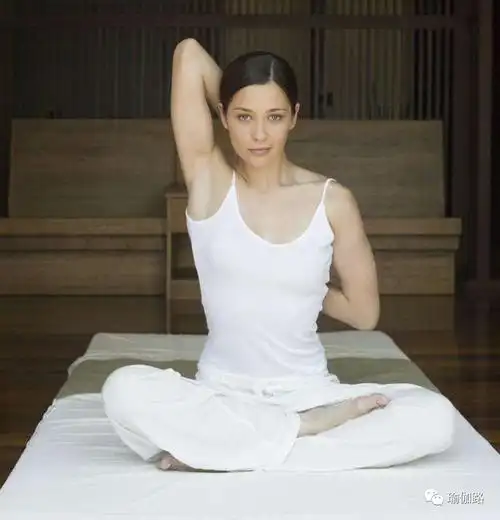 8个瑜伽理疗体式有效缓解肩颈疼痛