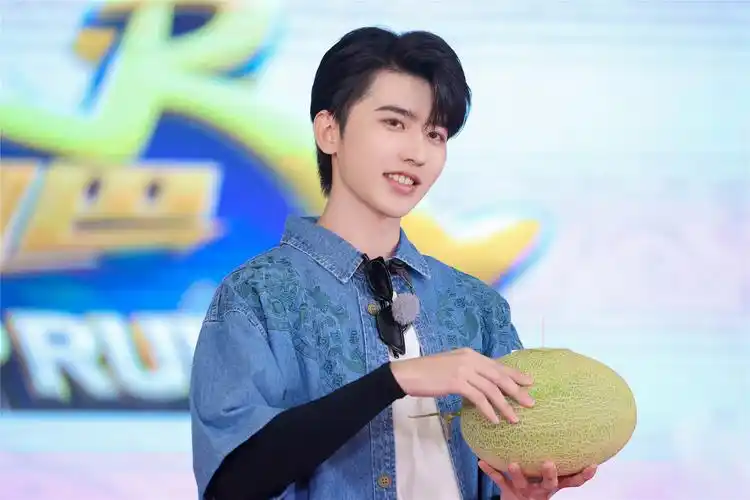 挑战蔡徐坤新歌舞蹈奔跑吧今晚打造大漠落日限定舞台