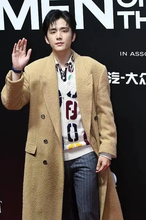 张新成就是喜羊羊本羊吧带银边眼镜好温柔生图帅气不减