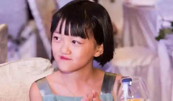 王菲晒李嫣近照,唇腭裂发展成"地包天",身形比妈妈还胖-超小厨美食网