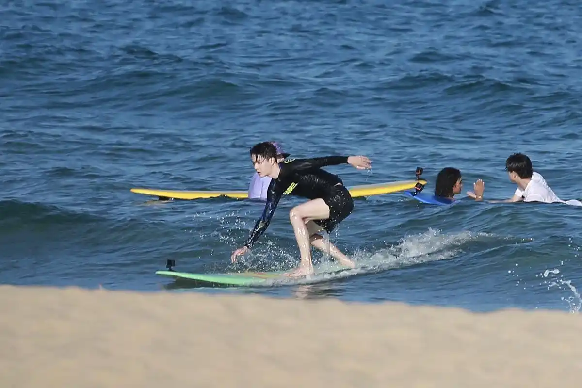 王一博会冲浪吗?看起来应该很凉爽吧!