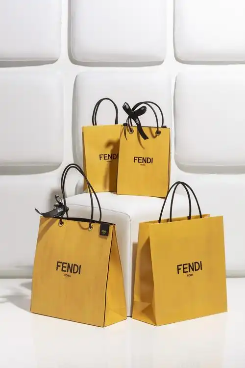 新包| fendi 上架2020假日 pack 系列手袋:购物袋和包装盒都变成包包