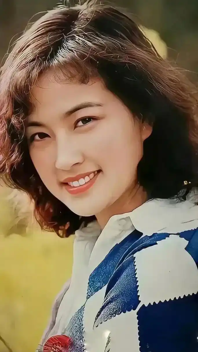 年轻的刘晓庆是真漂亮啊!唇红齿白,眼里有光,短卷发特别适合她!