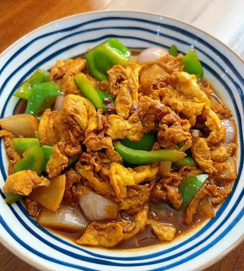 今天中午分享一道下饭神器—酱炒鸡蛋,无论是就米饭,夹馒头,还是卷