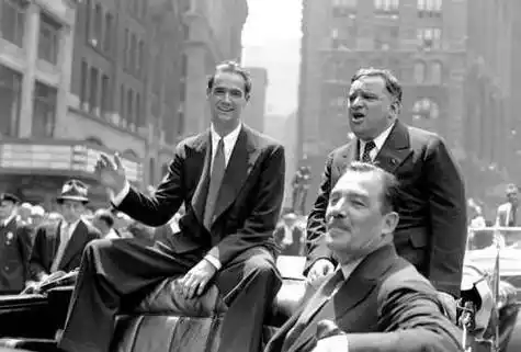 他是世界上最著名的败家子有124任女友为拍电影买87架真飞机